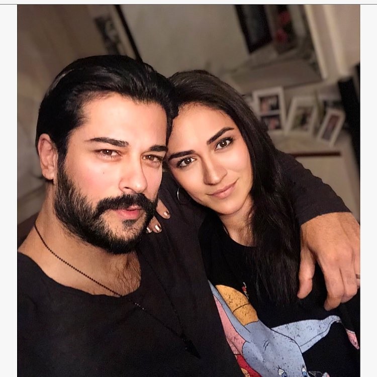 Как выглядят родители и сестра самого красивого турецкого актера Бурака Озчивита?