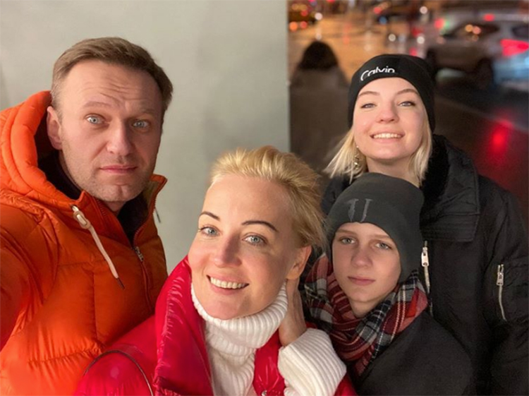 Алексея Навального перевезли на лечение в Германию
