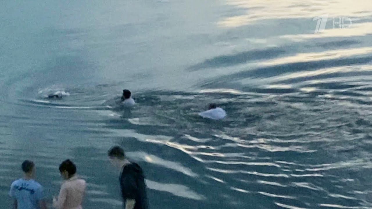 Она утонула видео. Человек в водовороте. Столкнули в воду. Утонувшая женщина на крещение.