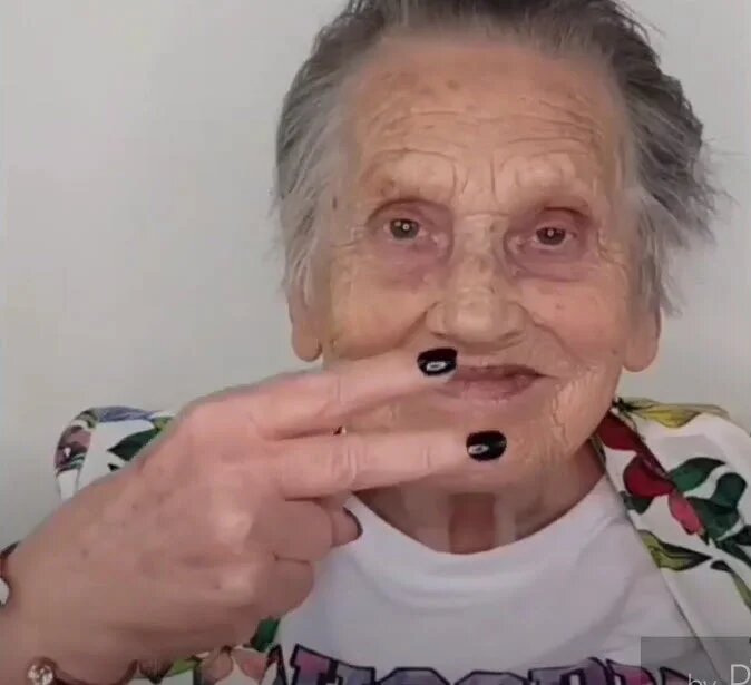 Накладные ресницы, волосы и яркая помада: стилист создал бабушке молодежный образ