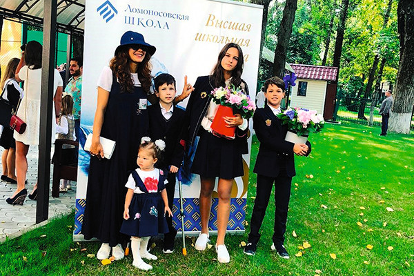 «Как две сестры»: 42-летняя Екатерина Климова выглядела ровесницей своей дочери на ее выпускном