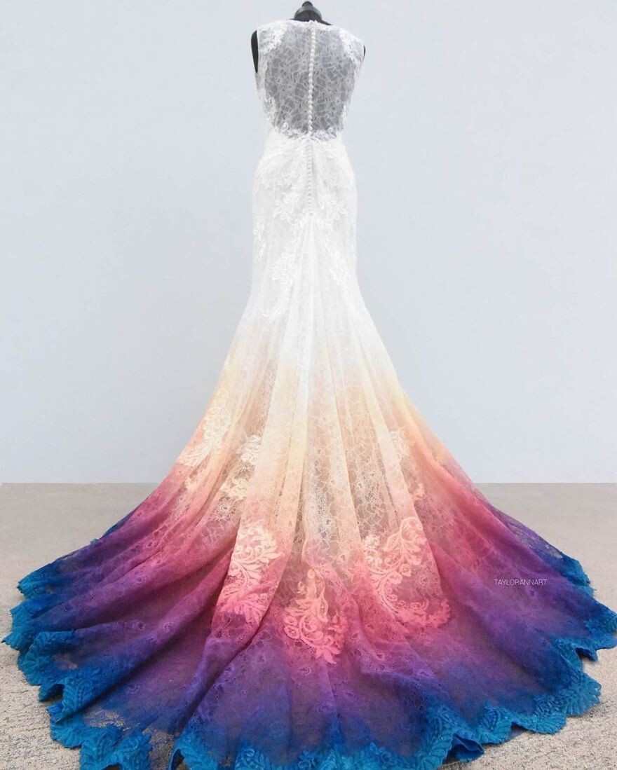 Невеста раскрасила свое свадебное платье и превратила его в сказочный наряд
