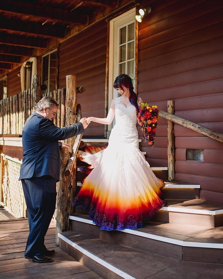 Невеста раскрасила свое свадебное платье и превратила его в сказочный наряд
