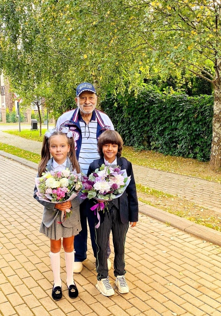 Алла-Виктория и Мартин Киркоровы со своим дедушкой Мартином