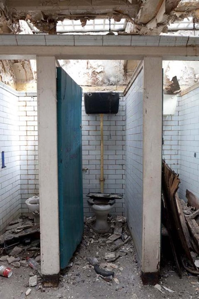 Женщина превратила заброшенный общественный туалет в шикарный дом