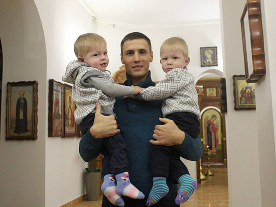 Пожарный из Самары спас близнецов, а потом стал их крестным отцом