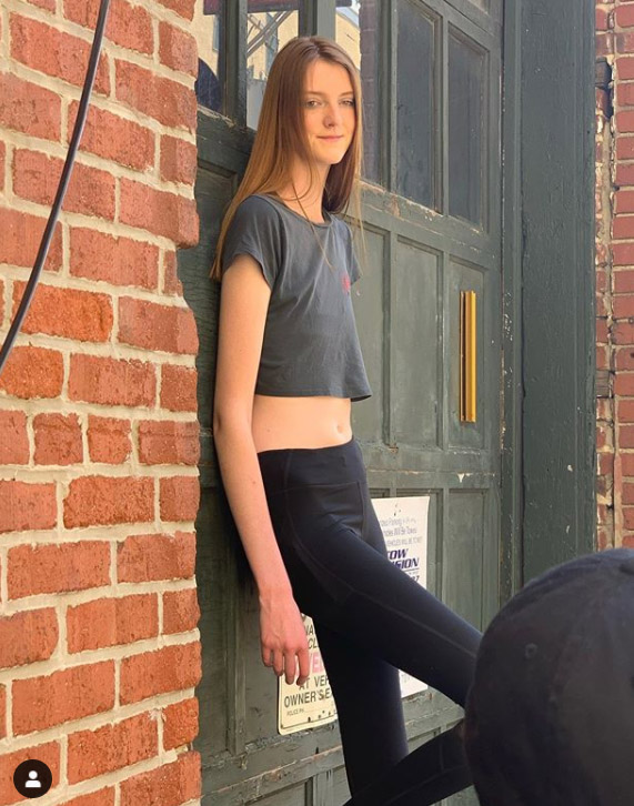 17-летняя девушка является обладательницей самых длинных ног в мире