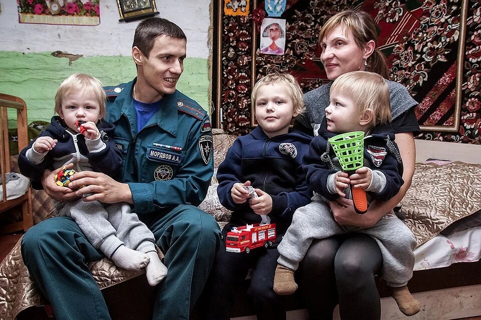 Пожарный из Самары спас близнецов, а потом стал их крестным отцом