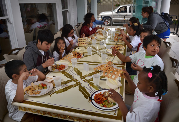 Ресторатор уже несколько лет кормит тысячи бедных детей в элитном ресторане
