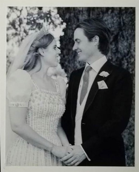Сара Фергюсон поделилась тремя новыми снимками со свадьбы принцессы Беатрис