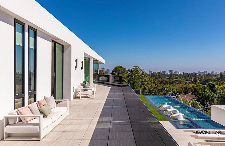 В гостях у Джона Ледженда и Крисси Тейген: экскурсия по их новому особняку с захватывающим видом на Лос-Анджелес
