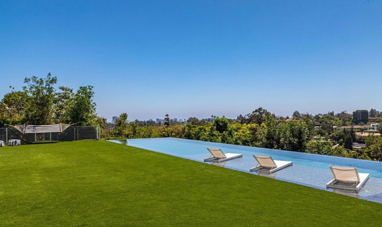 В гостях у Джона Ледженда и Крисси Тейген: экскурсия по их новому особняку с захватывающим видом на Лос-Анджелес
