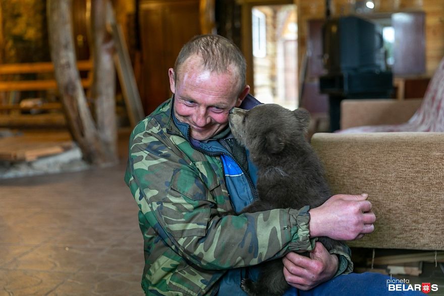 Мужчина спас маленького медвежонка, который теперь живет у него на ферме