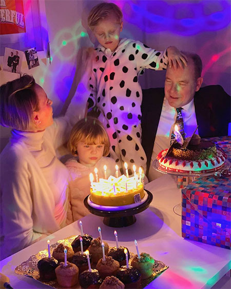 Торт со свечками, встреча с животными и &#171;крещение&#187; лодки: князь Альбер и княгиня Шарлен рассказали, как отметили 6-летие детей