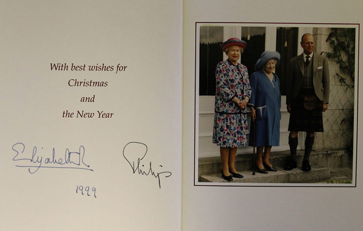 Как Елизавета II поздравляла своих сотрудников с Рождеством: в сети появились открытки королевской семьи за 20 лет