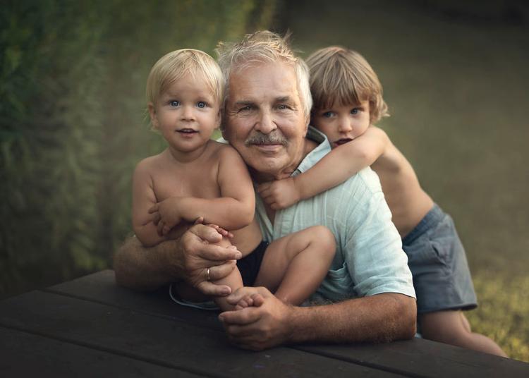 Любовь бабушки и дедушки к внукам ни с чем не сравнится. Очень трогательный фотопроект под названием «Поколения»