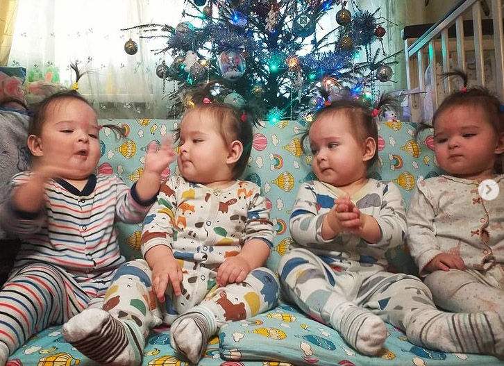 Уникальной четверни из Кропивницкого уже 10 месяцев. Родители рассказали как они справляются с малышками