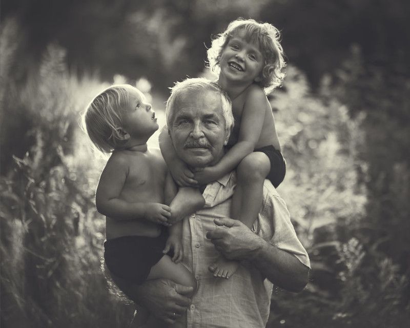 Любовь бабушки и дедушки к внукам ни с чем не сравнится. Очень трогательный фотопроект под названием «Поколения»