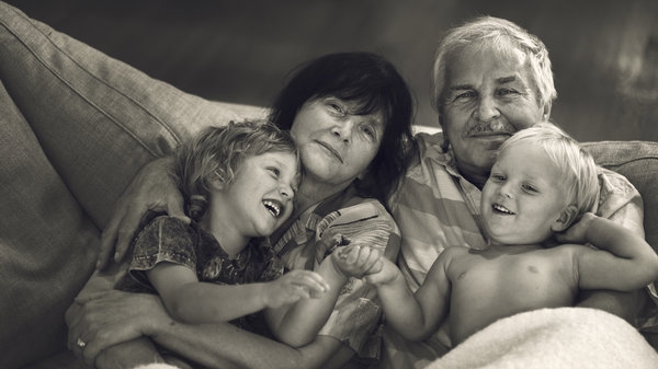 160836 Любовь бабушки и дедушки к внукам ни с чем не сравнится. Очень трогательный фотопроект под названием «Поколения»