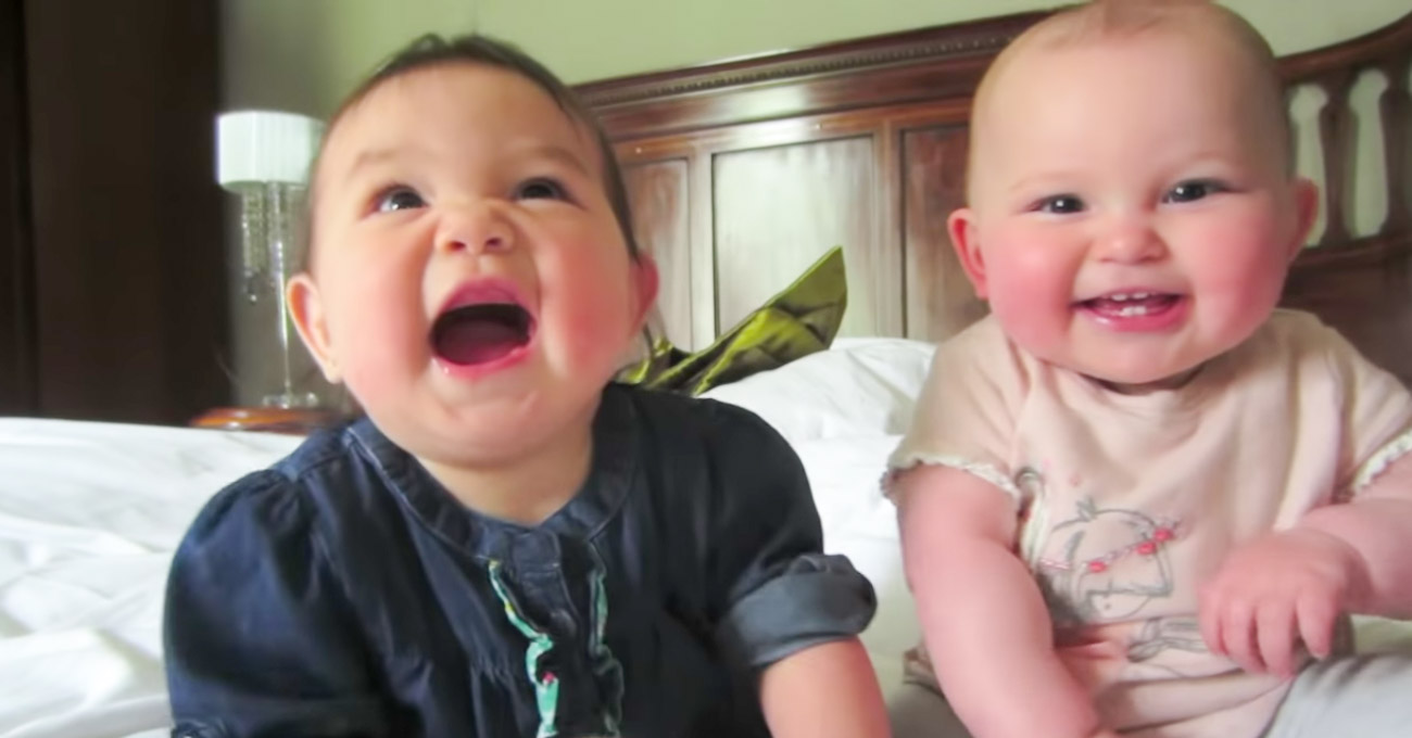 161022 Самое умилительное видео с двойняшками, как же они забавно друг друга развлекают!