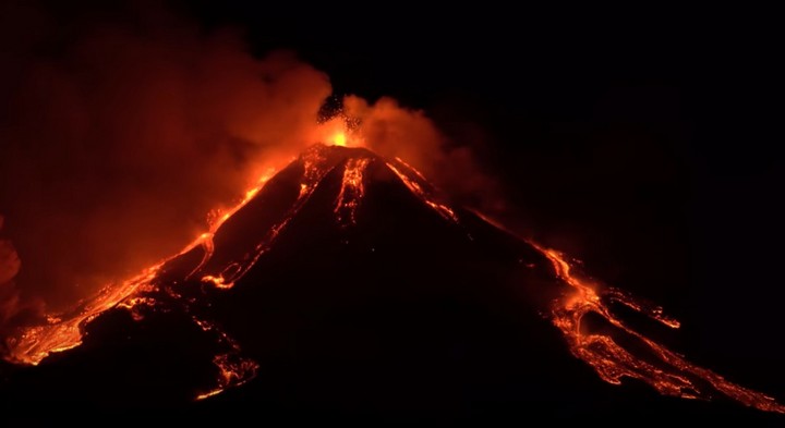 162341 Захватывающее видео демонстрирует извержение вулкана Этна