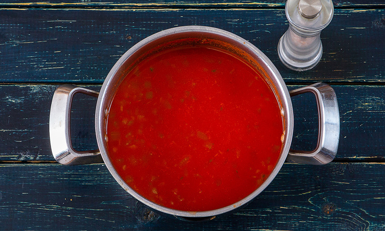 Сытный ужин: римский томатный суп с пастой орзо и яйцом пашот