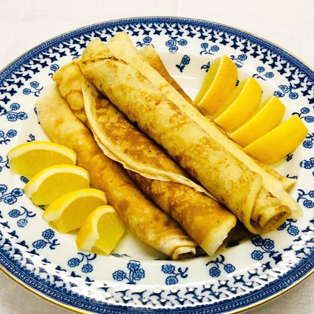От лимонных до сырных: 3 рецепта блинчиков от британской королевской семьи
