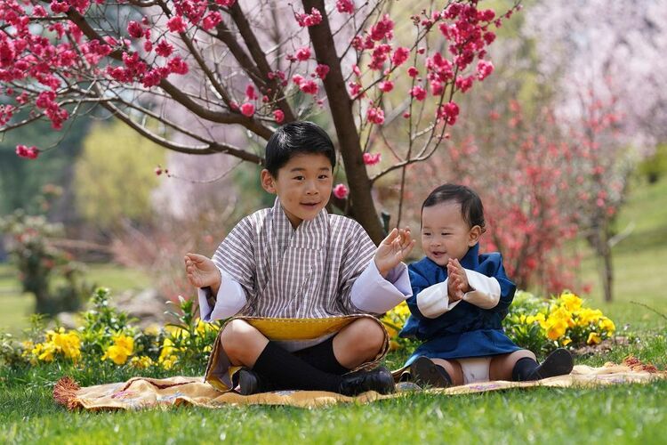 Король и королева Бутана отметили первый день рождения младшего сына: новые фото