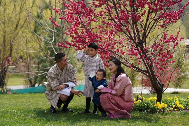 Король и королева Бутана отметили первый день рождения младшего сына: новые фото