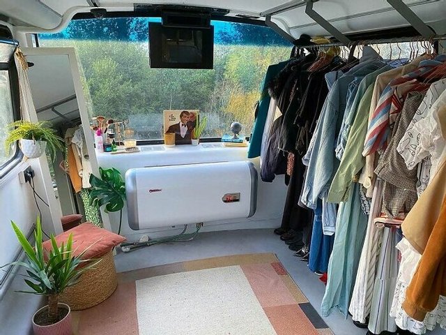 Семейная пара переделала старый автобус в двухэтажный дом, в котором есть все — от гардеробной до ванной комнаты